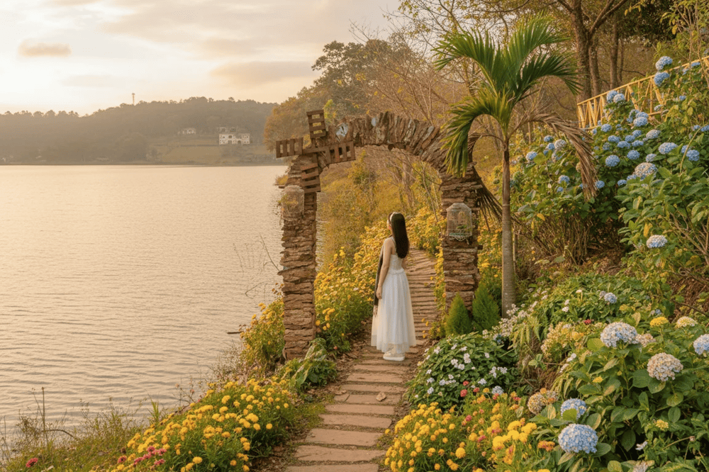 Bạn có thể lựa chọn chụp ảnh với góc nghiêng tại cổng cối xay gió để tạo nét dịu dàng, sang chảnh, hài hòa với thiên nhiên